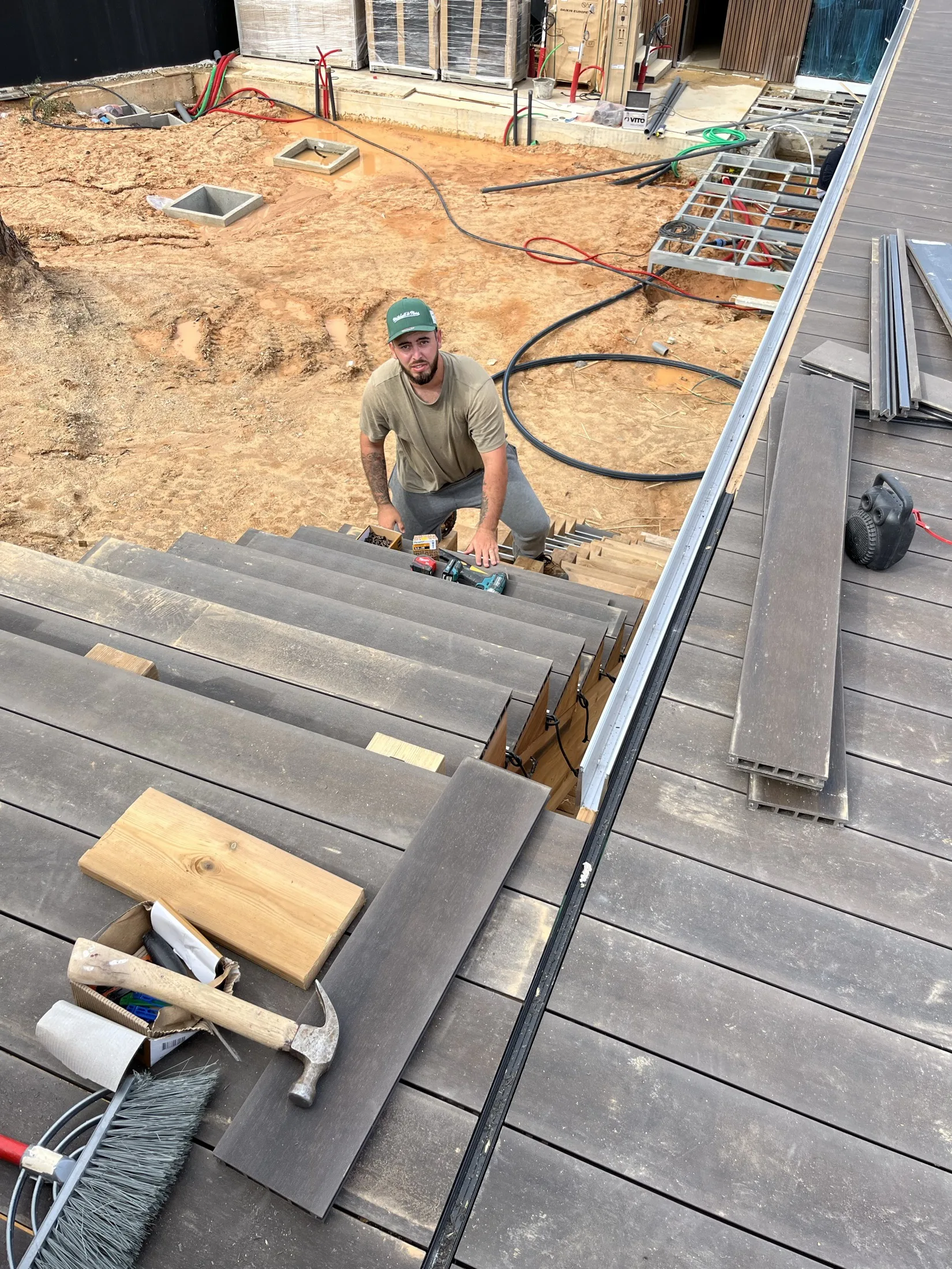 Guilherme a instalar um deck numa obra