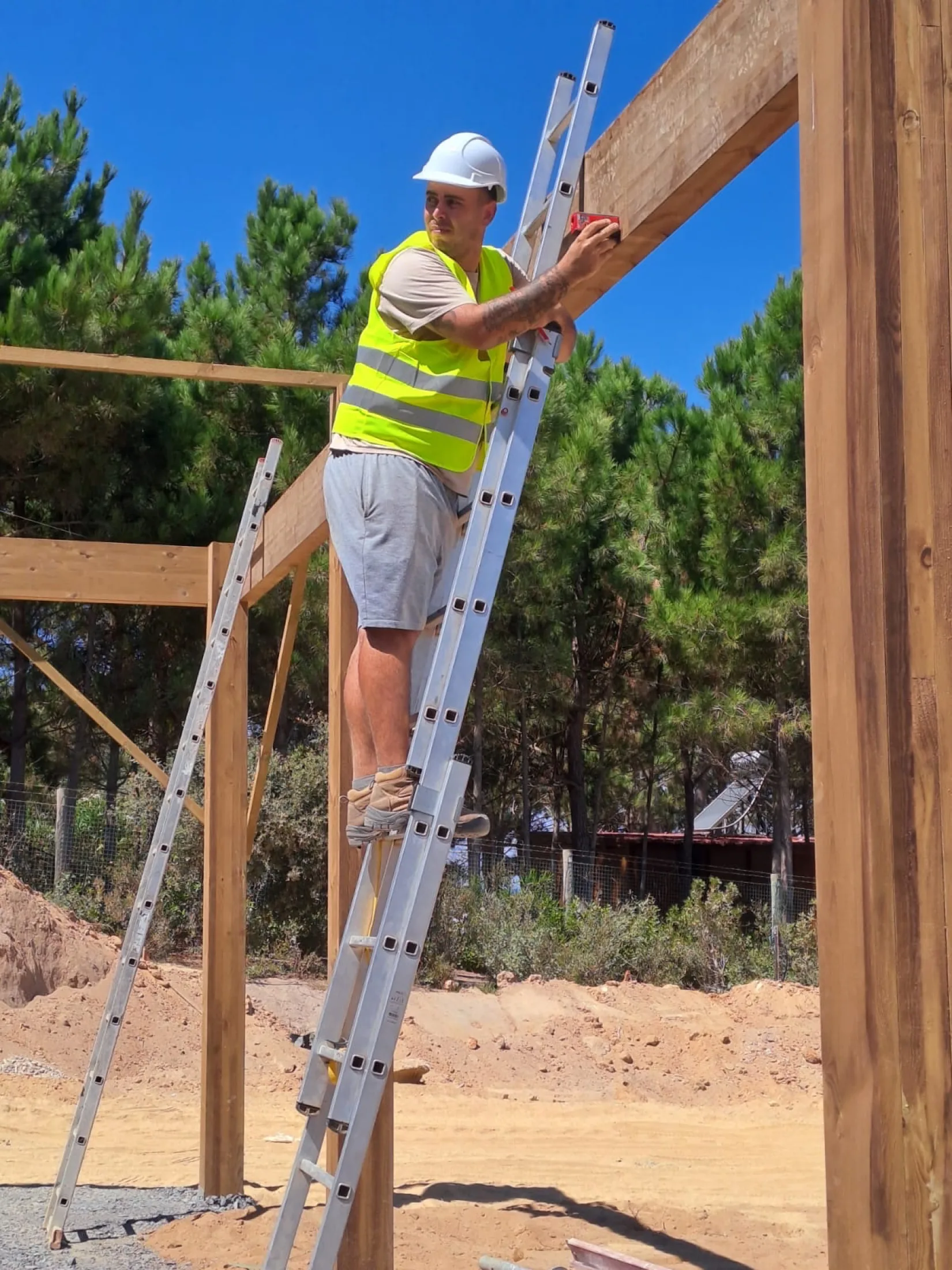 Guilherme trabalhando numa estrutura de madeira no Algarve